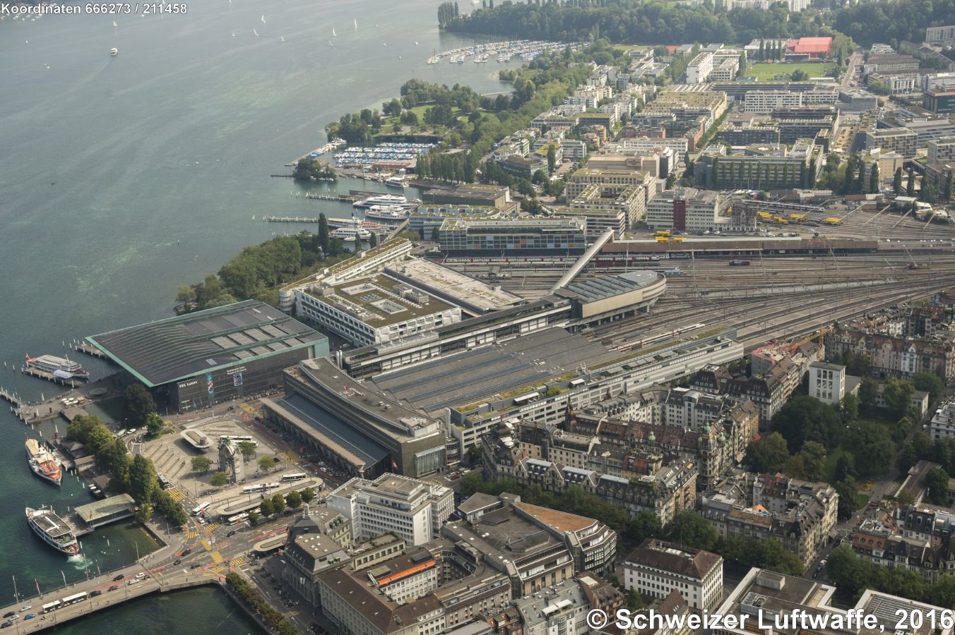 Kultur- und Kongresszentrum Luzern (KKL) mit Hauptbahnhof und Universität Luzern (Position 2'666'425.46, 1'211'280.01) Am obern Bildrand: Bootsliegeplätze und Bad am Alpenquai.